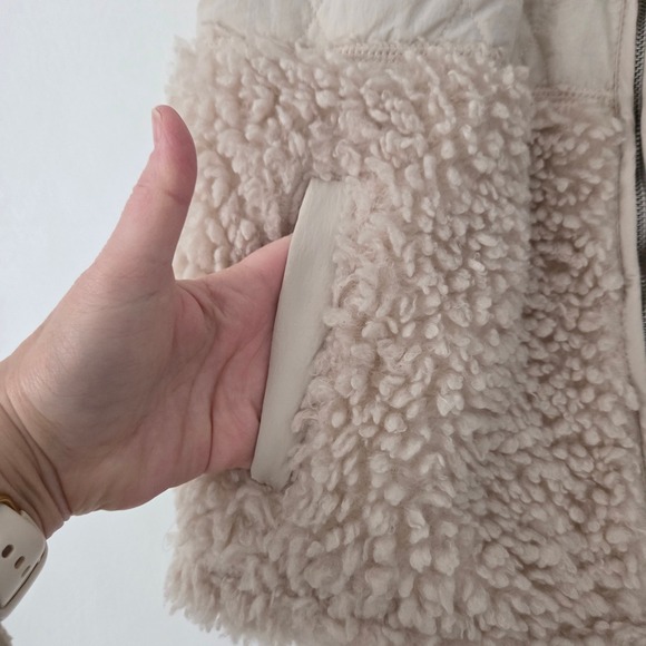 Abercrombie &‎ Fitch Soft Sherpa Quilted Vest Beige Cozy Fleece Lined size XS - Picture 3 of 7